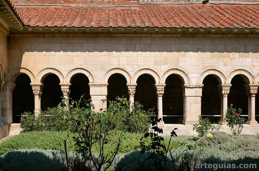 Arquer&iacute;a rom&aacute;nica en un d&iacute;a de sol
