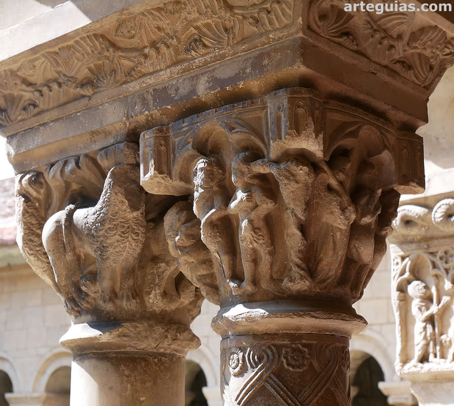 Capitel g&oacute;tico que imita al rom&aacute;nico