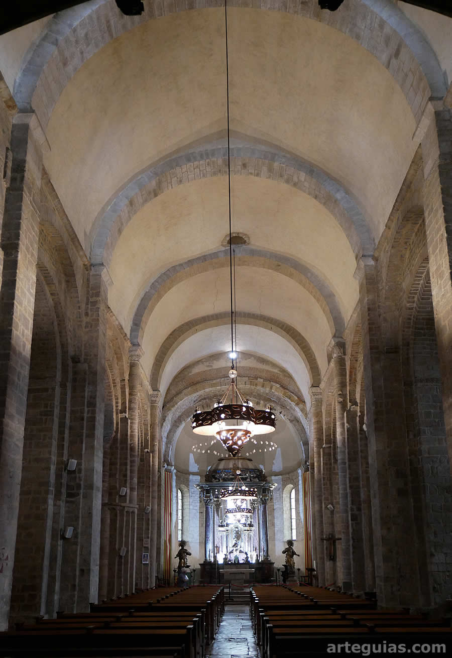 Interior del templo catedralicio rom&aacute;nico