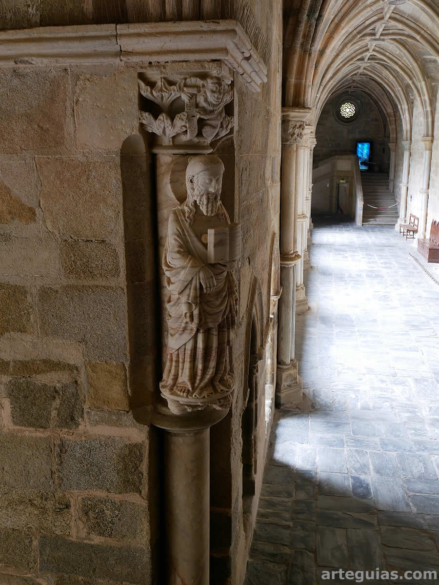 Estatua de uno de los evangelistas