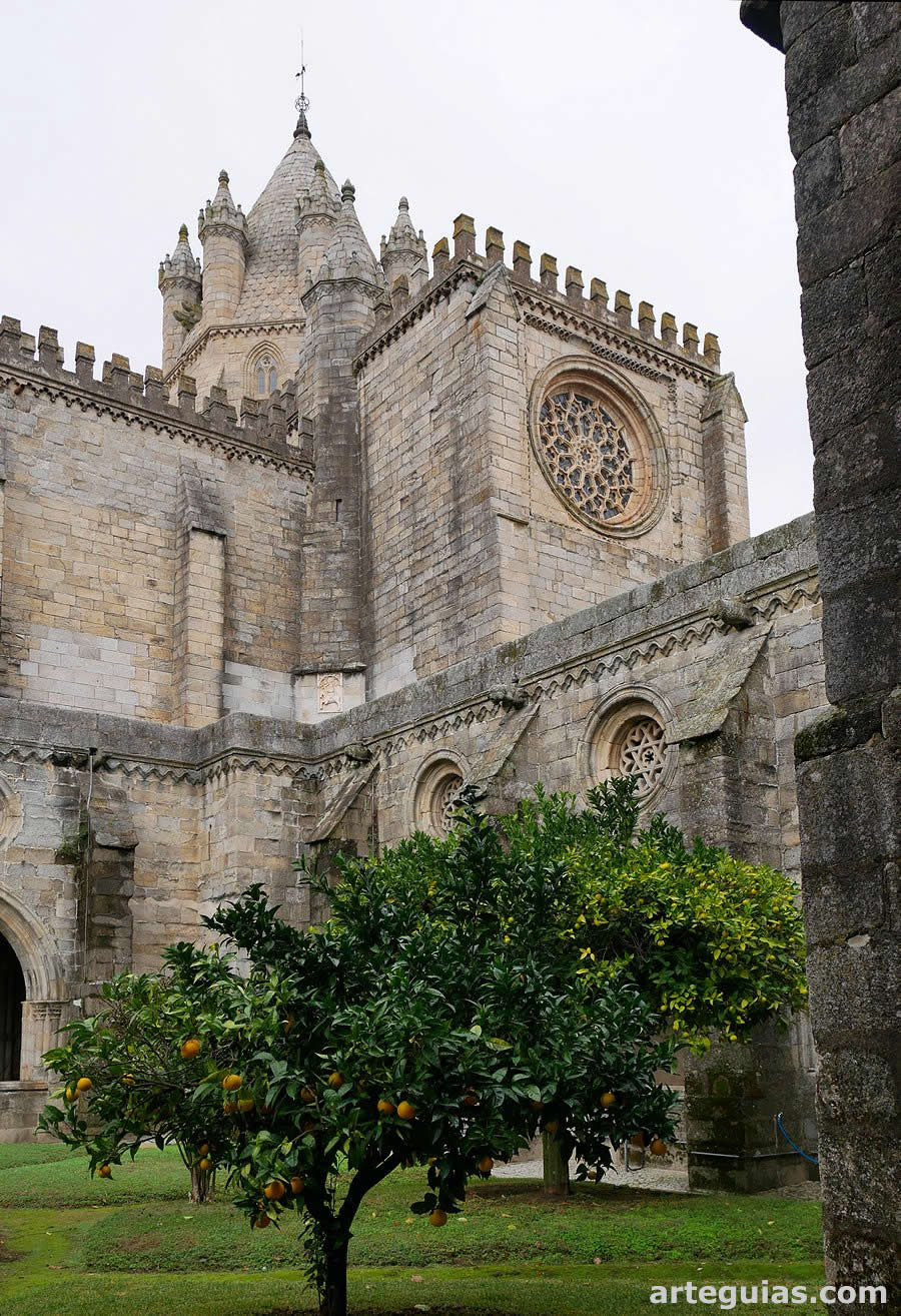 El cimborrio de la catedral de &Eacute;vora desde el claustro
