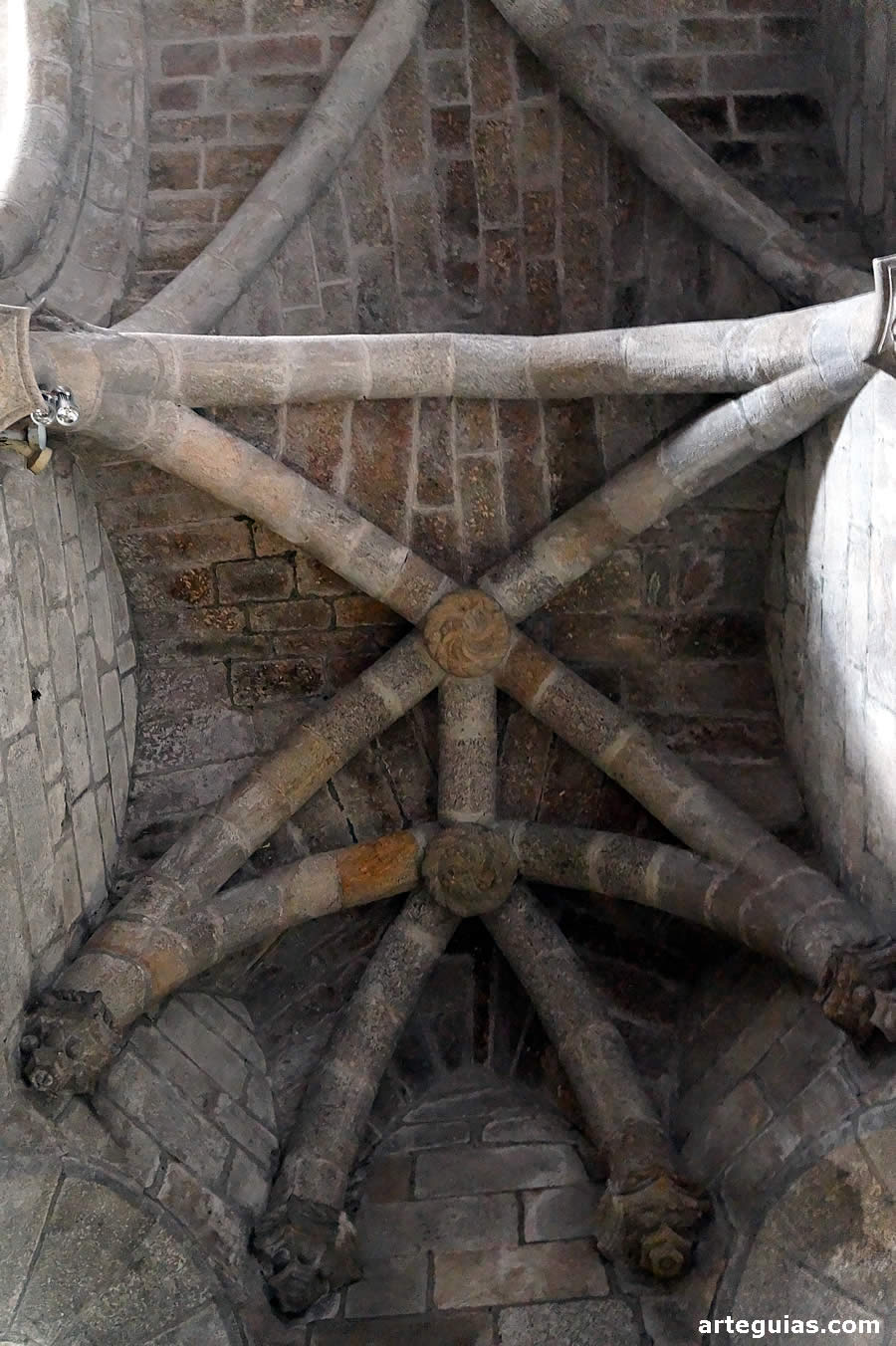 B&oacute;veda de crucer&iacute;a de uno de los &aacute;bsides laterales de la catedral de Guarda