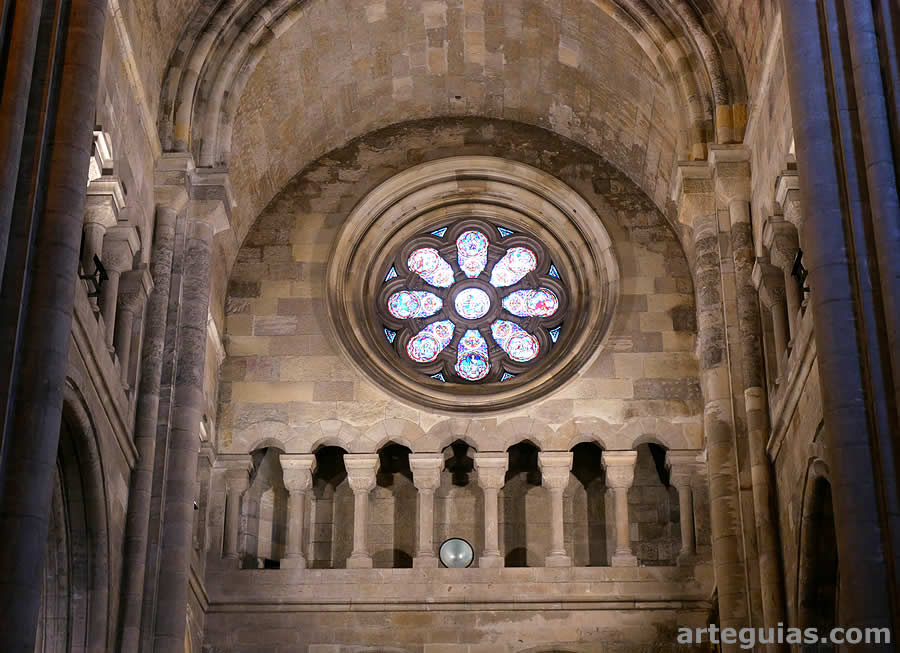 Muro de cierre de uno de los brazos del transepto