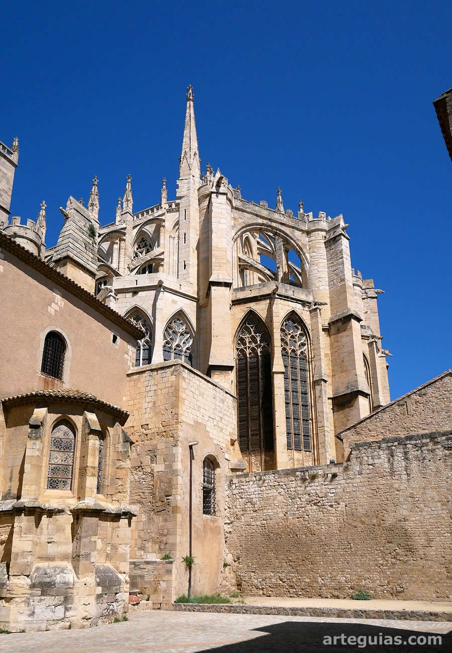 Espectacular aspecto exterior de la catedral de Narbona