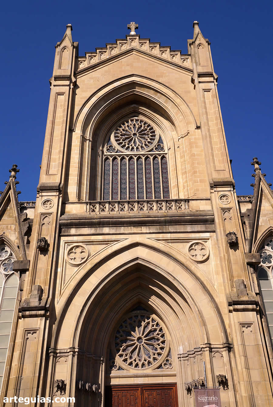 Una de las fachadas de la Catedral Nueva de Vitoria