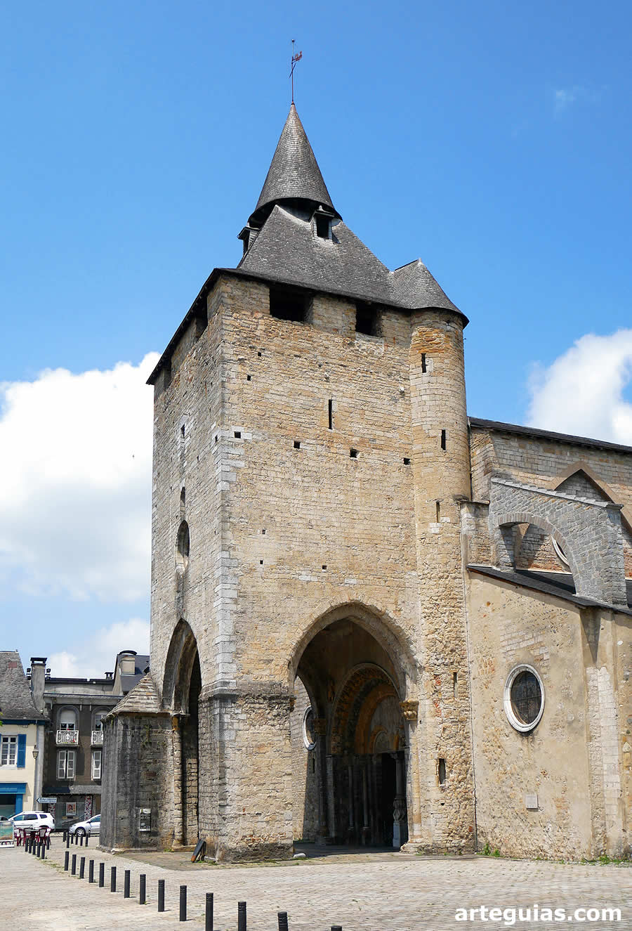 Torre-p&oacute;rtico que cobija la portada rom&aacute;nica