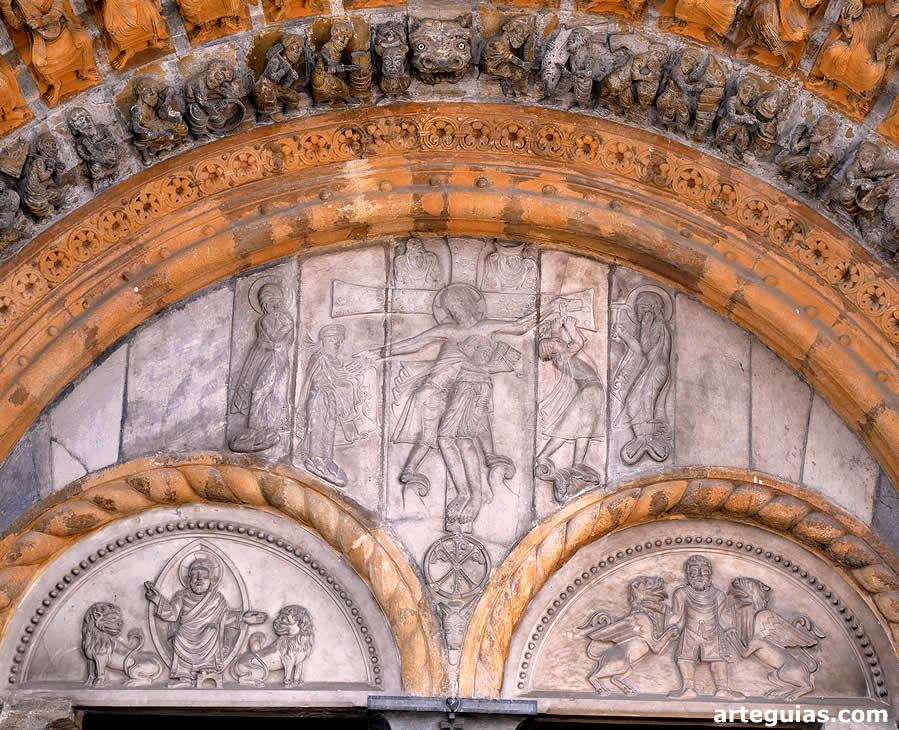 Catedral de Oloron-Sainte-Marie, Francia: t&iacute;mpano de la puerta