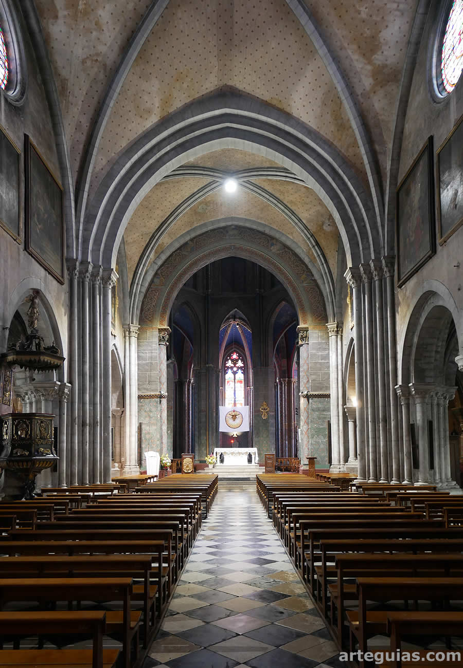 Aspecto interior de la Catedral de Oloron-Sainte-Marie, Francia