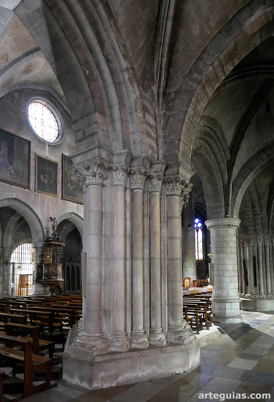 Interior de la catedral de Oloron