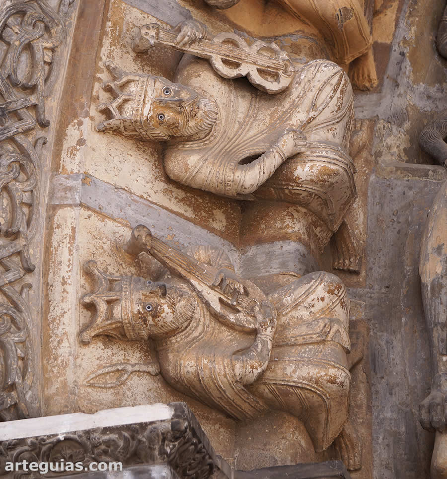 Arquivolta con ancianos del Apocalipsis