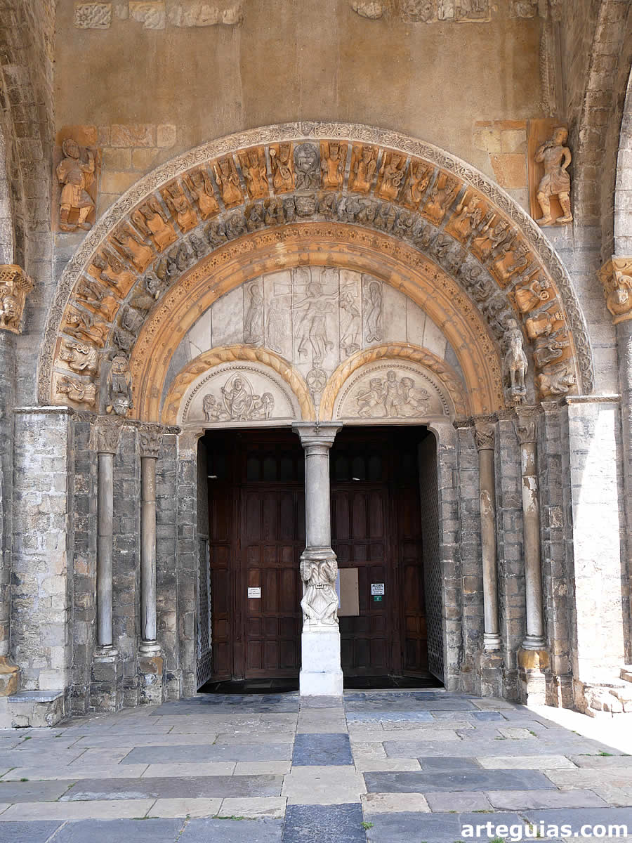 Catedral de Oloron-Sainte-Marie, Francia: portada rom&aacute;nic