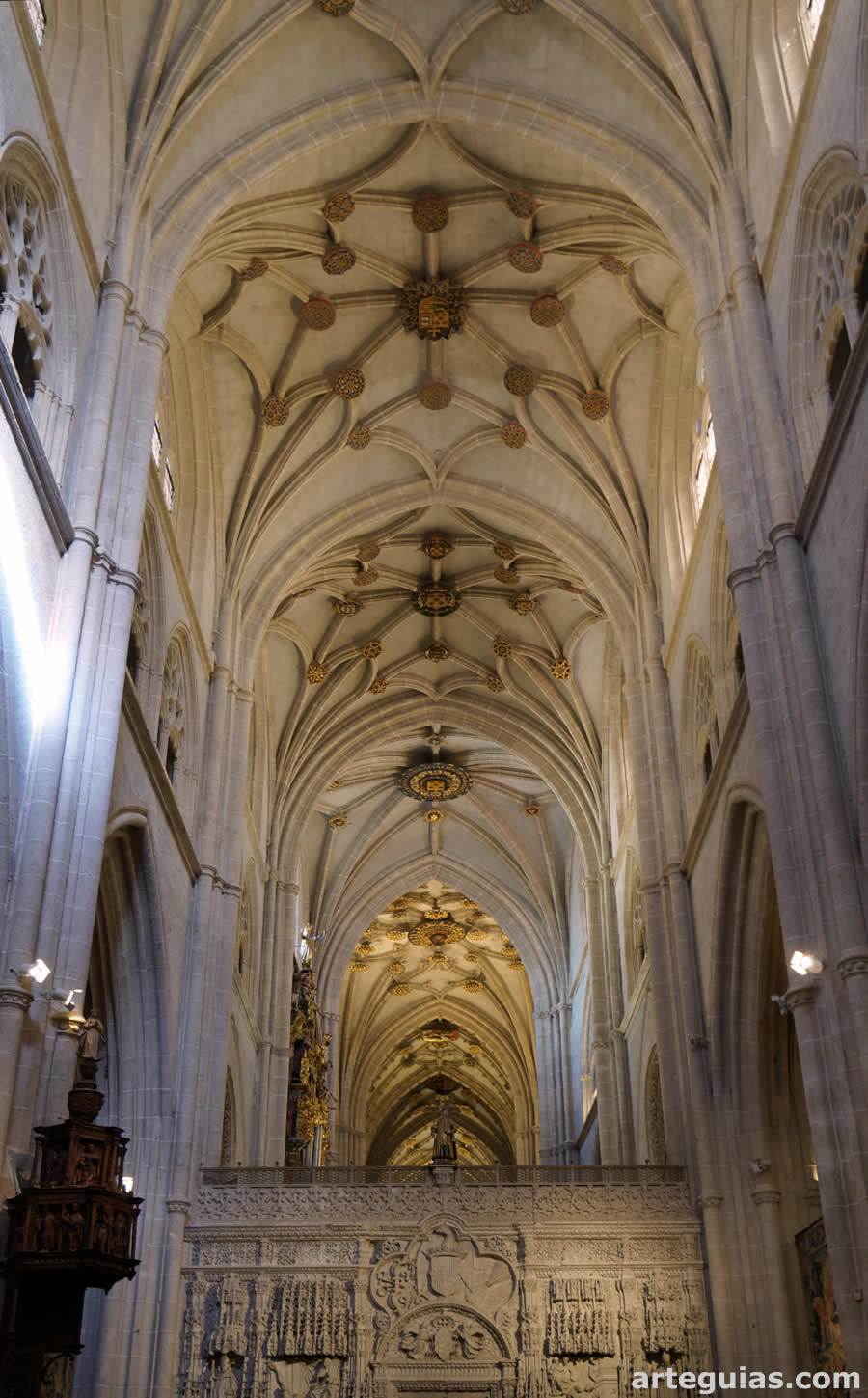 B&oacute;vedas de crucer&iacute;a estrellada de la nave central de la catedral