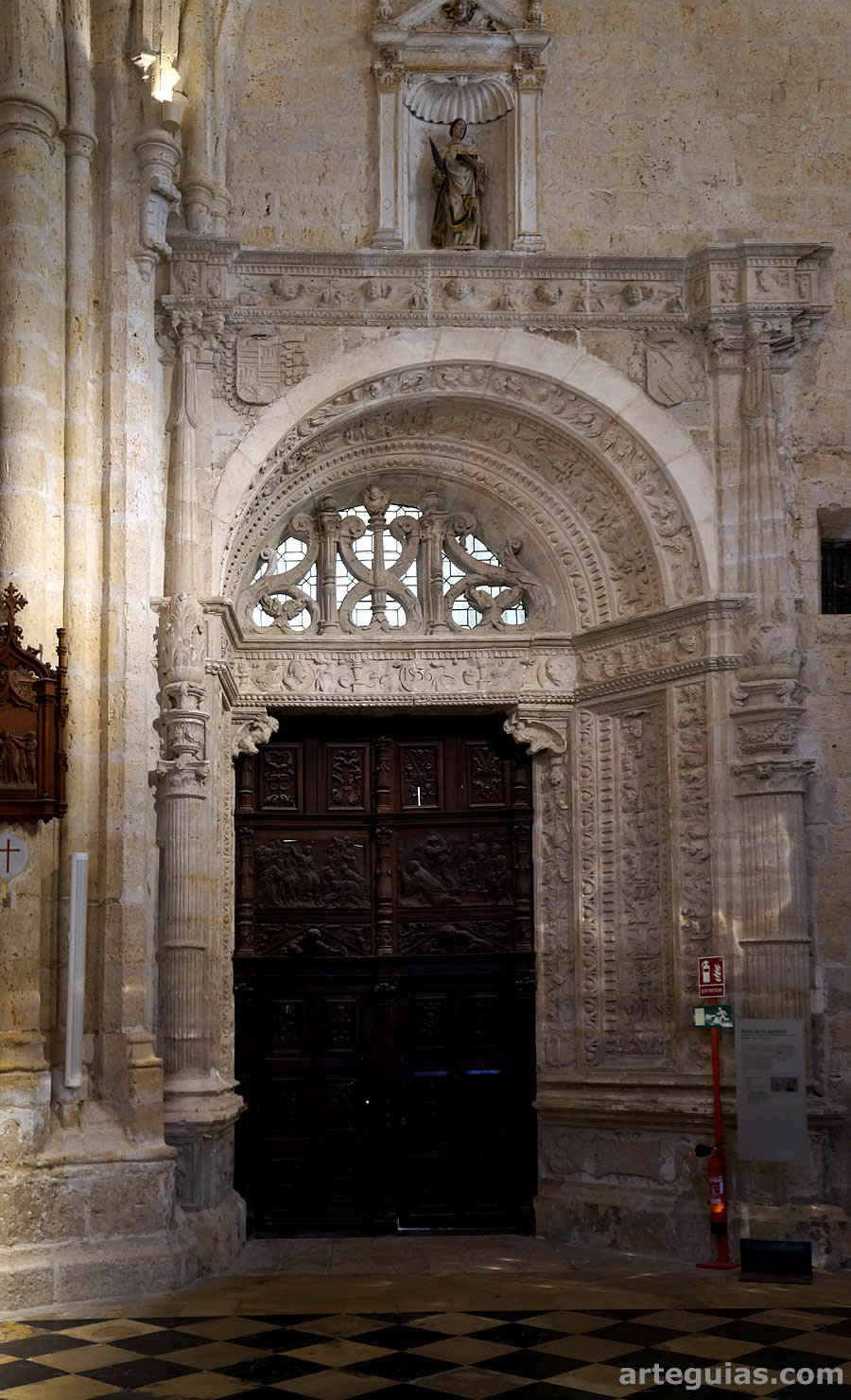 Puerta renacentista que comunica la catedral con el claustro