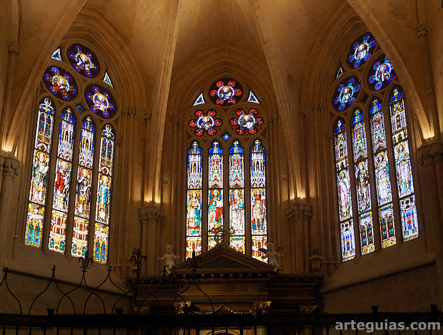 Ventanales de una de las capillas de la cabecera