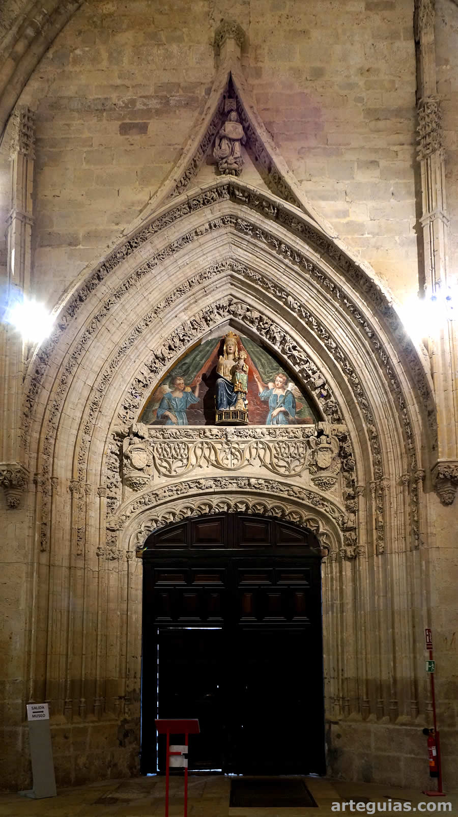 Una de las puertas de comunicaci&oacute;n con el claustro