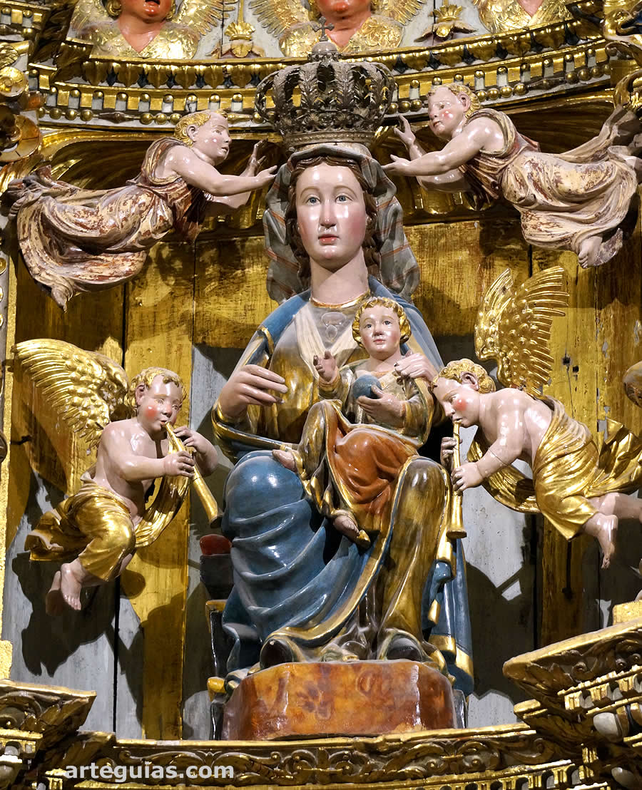 Virgen g&oacute;tica en el retablo