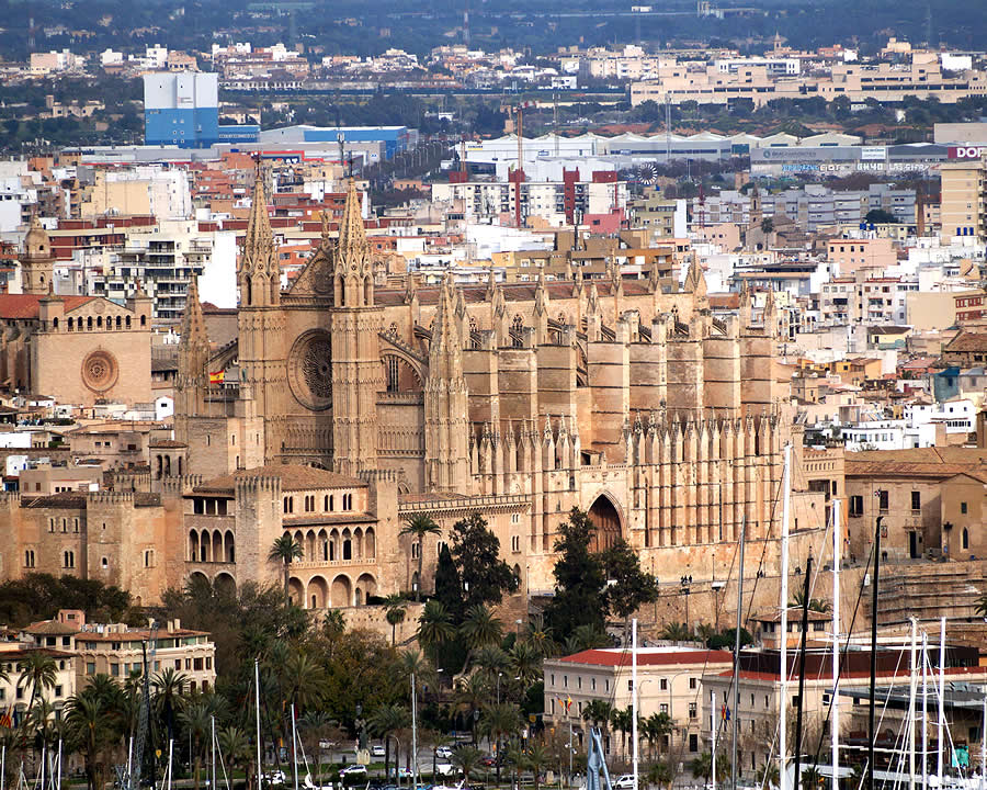 La Catedral de Palma de Mallorca vista desde el Castillo de Bellver