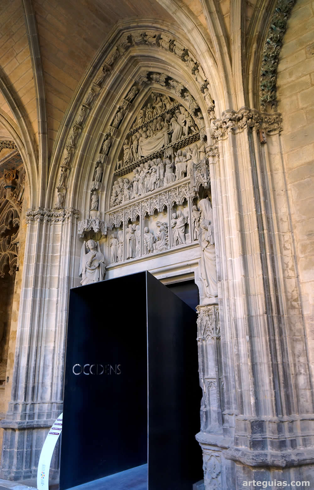Una de las fastuosas portadas de la catedral pamplonesa