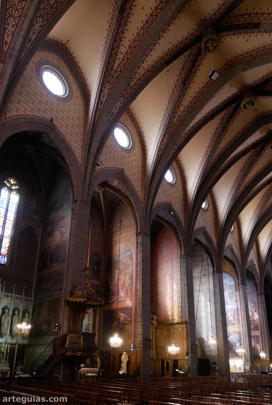 Alzado de la catedral de Perpi&ntilde;&aacute;n: una nave con b&oacute;vedas de crucer&iacute;a y numerosas capillas laterales