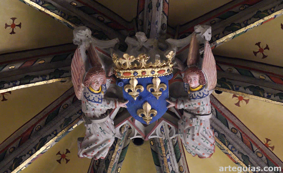 Clave de b&oacute;vedacon dos &aacute;ngeles y el escudo del Reino de Francia