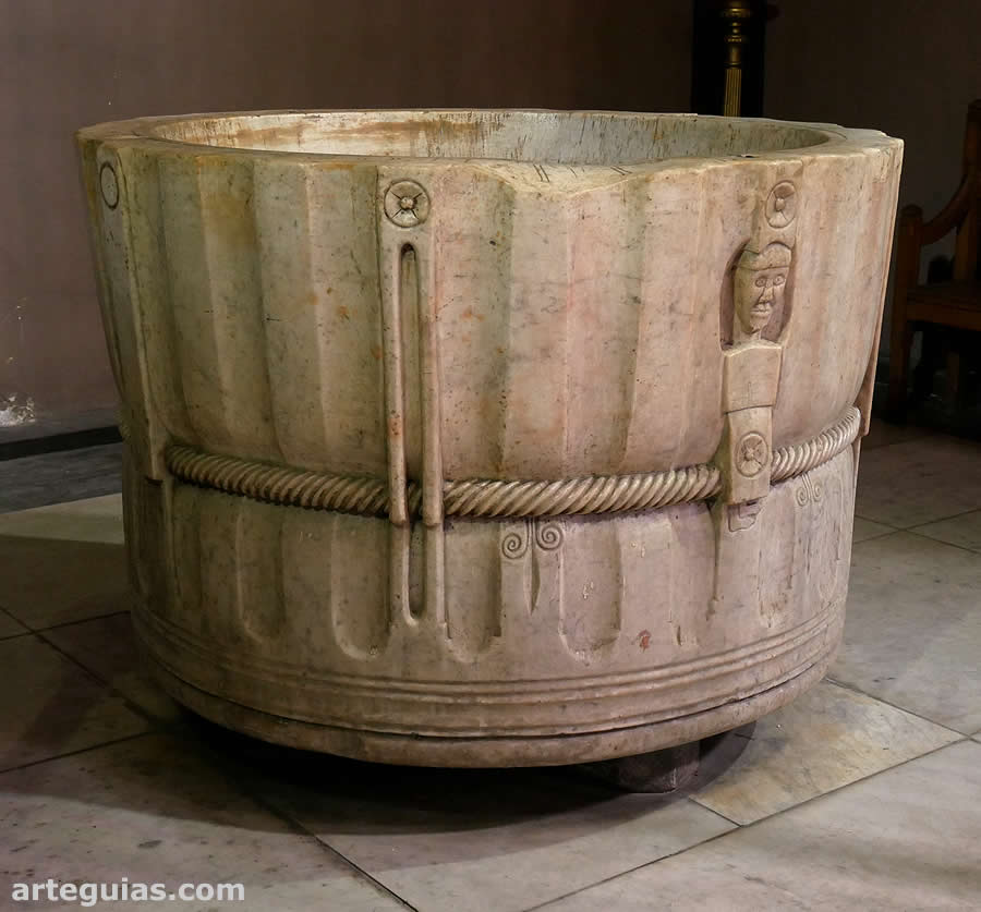 Singular pila bautismal de la Catedral de Perpi&ntilde;&aacute;n, Francia