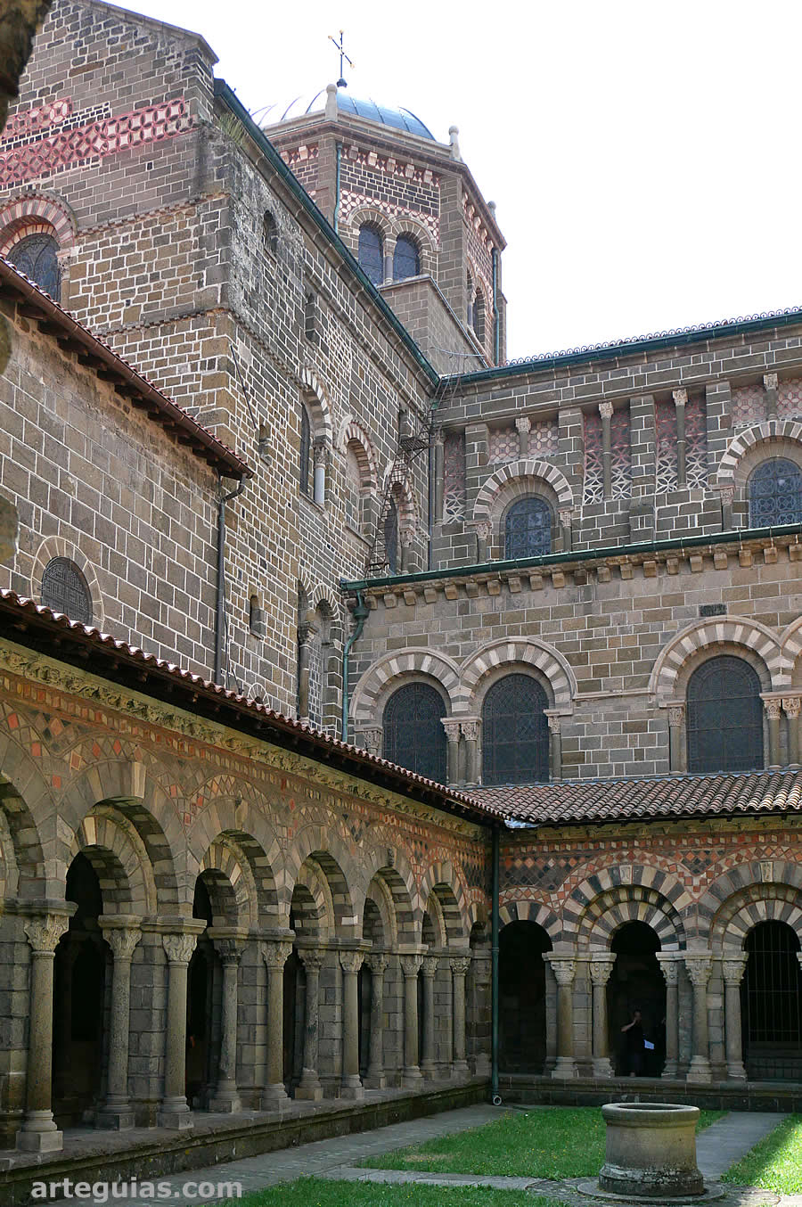 El claustro y el templo catedralicio al fondo
