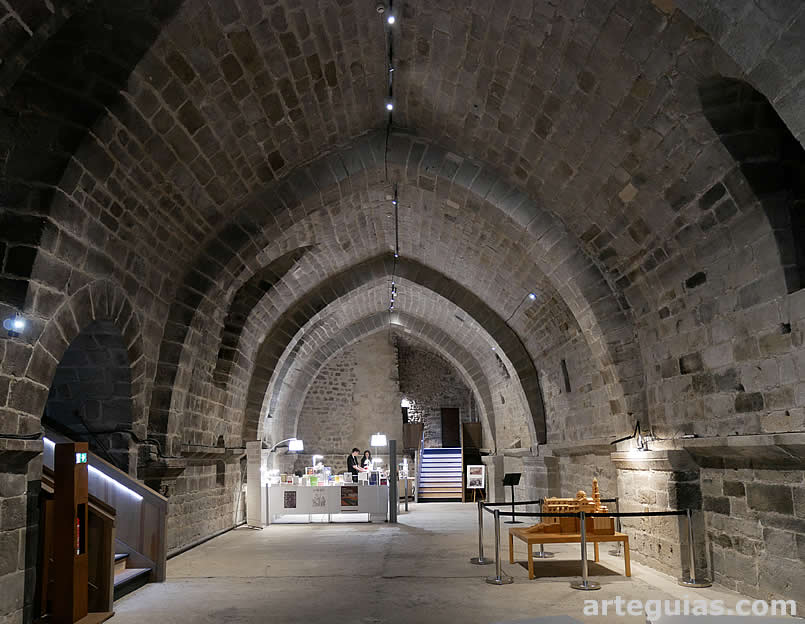 Salon inferior del edificio Machicoulis. Catedral de Le Puy-en-Velay