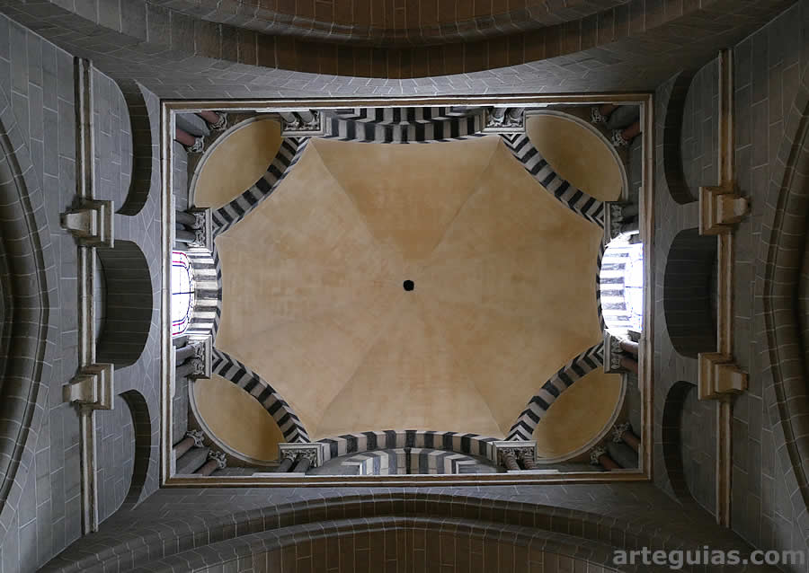 Una de las b&oacute;vedas de un tramo de la Catedral de Le Puy-en-Velay