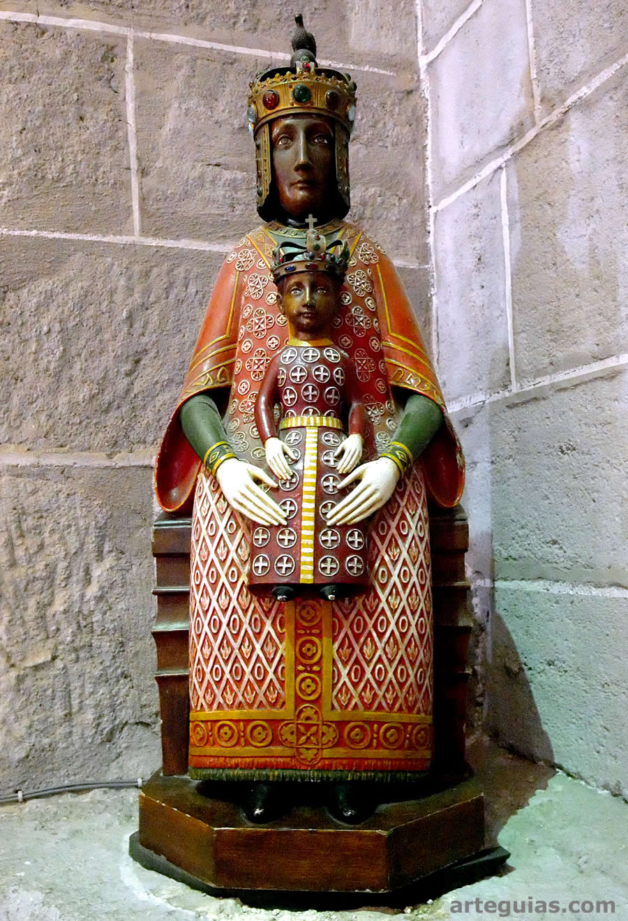 Reproducci&oacute;n de la Virgen Negra en Tesoro de la catedral