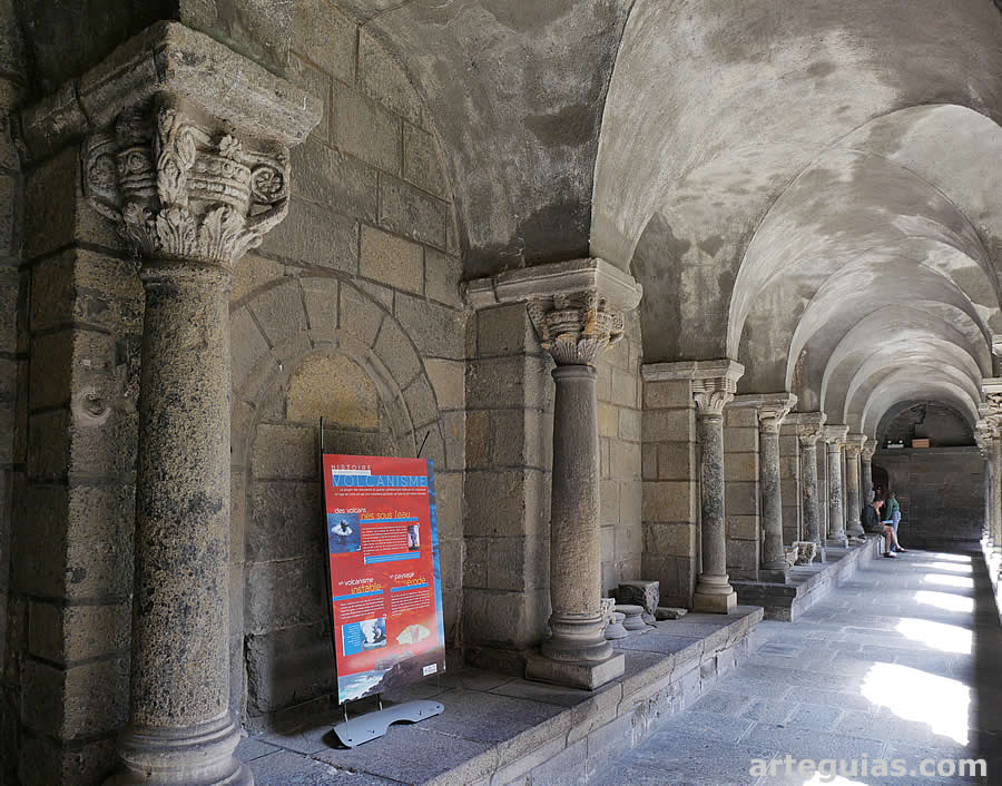 Una de las pandas del claustro