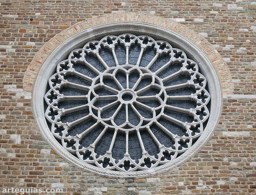 Roset&oacute;n de la fachada