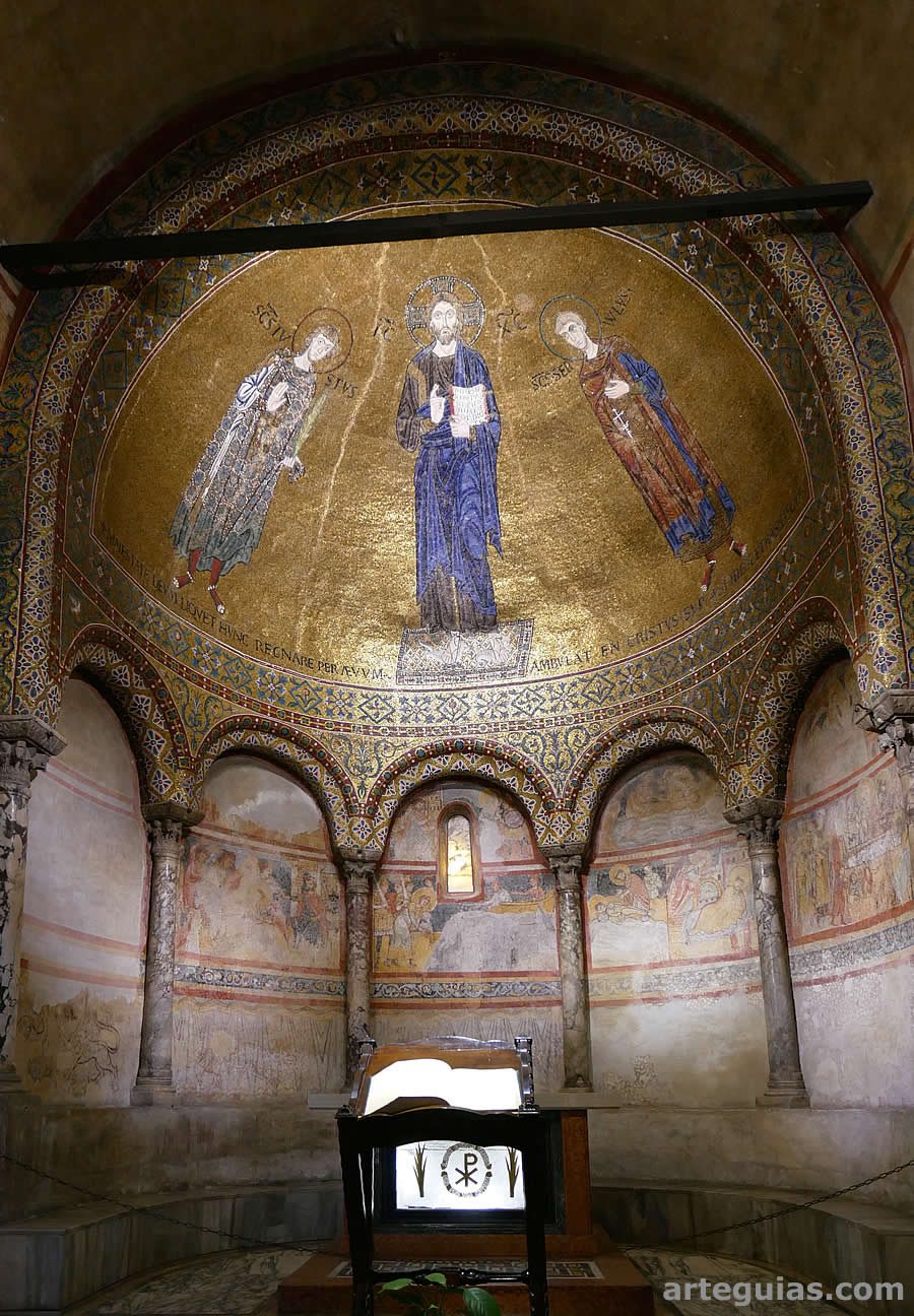 &Aacute;bside norte con mosaicos bizantinos. Catedral de Trieste