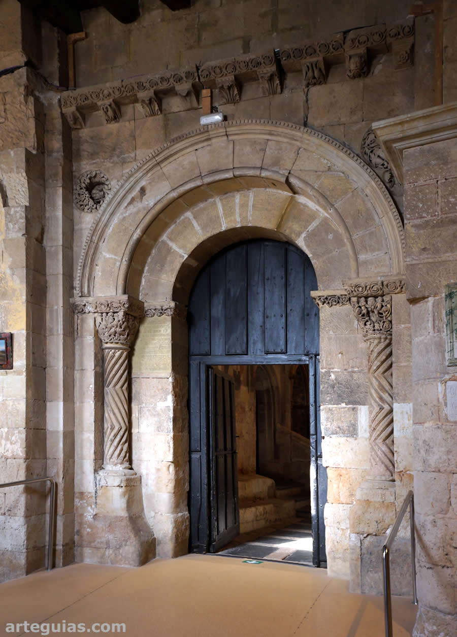 Puerta rom&aacute;nica de comunicaci&oacute;n entre el espacio clustral y el templo catedralicio