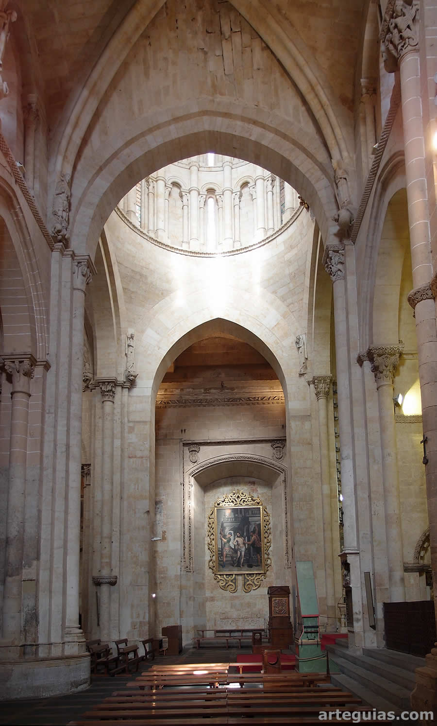 Transepto de la Catedral Vieja de Salamanca y el cimborrio sobre su crucero