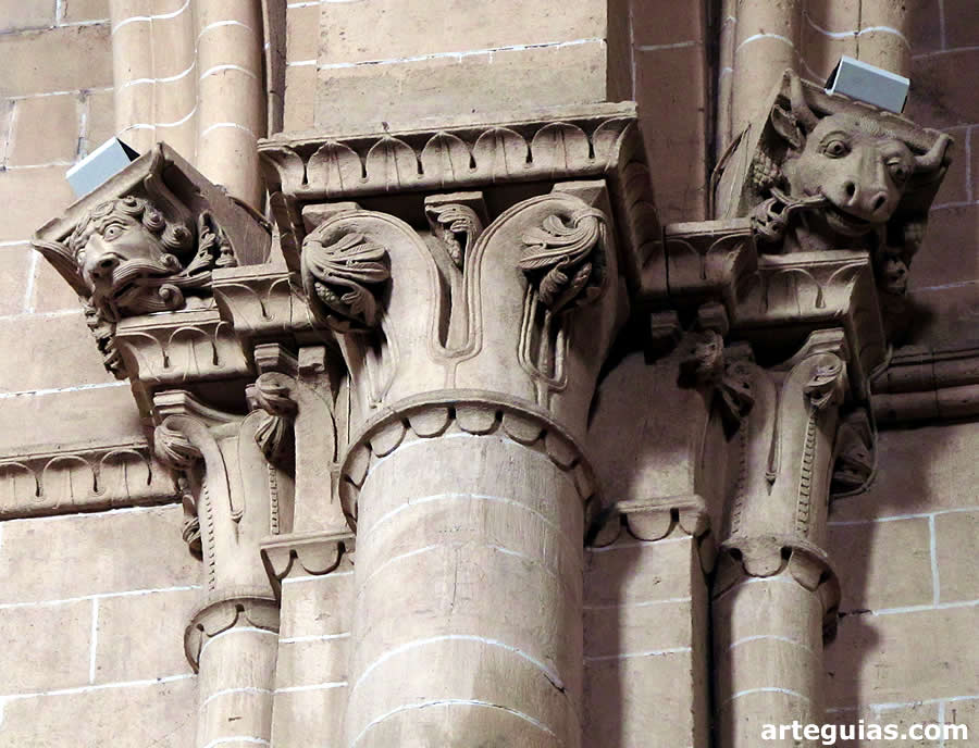 Capiteles y estatuas-m&eacute;nsula