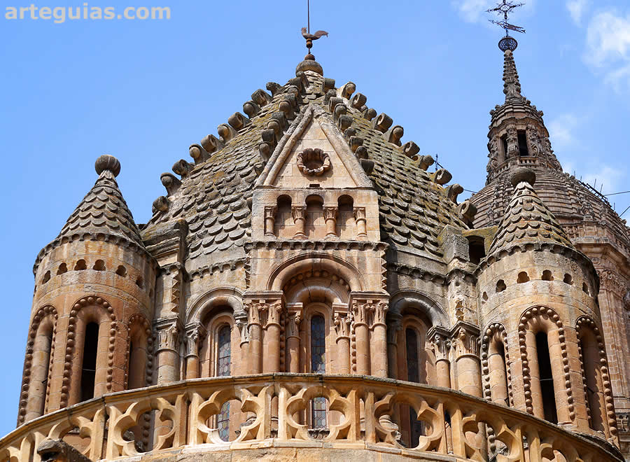 Torres en las esquinas, frontones triangulares y escamas p&eacute;treas son algunas caracter&iacute;sticas de la Torre del Gallo