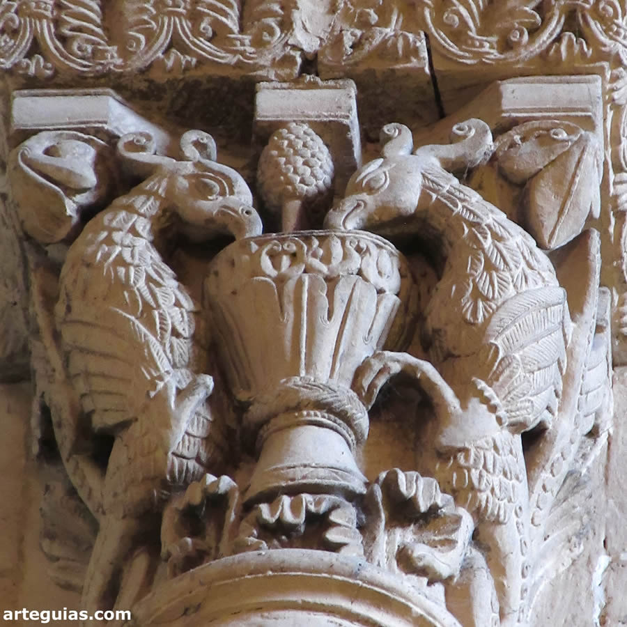 Paraje de pavos reales bebiendo de un c&aacute;liz