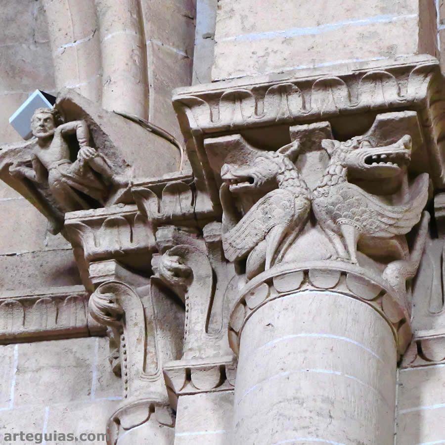 Capitel con dragones