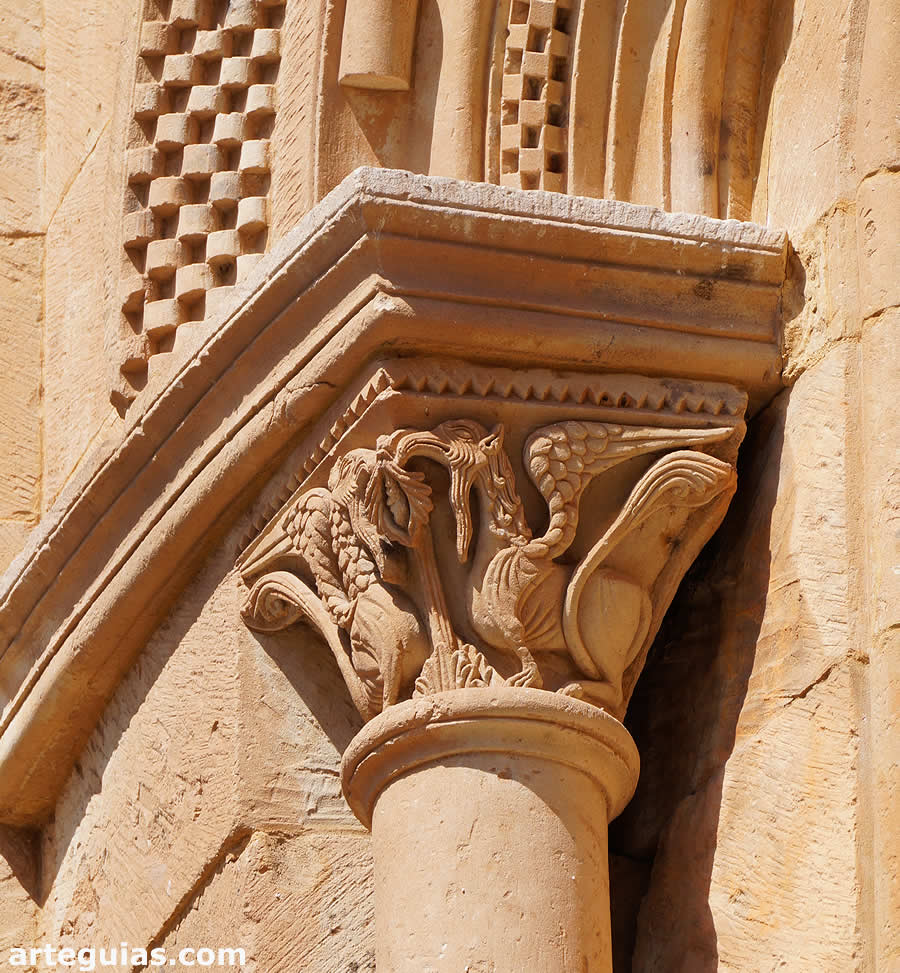 Capitel con una pareja de grifos alrdedor de un &aacute;rbol