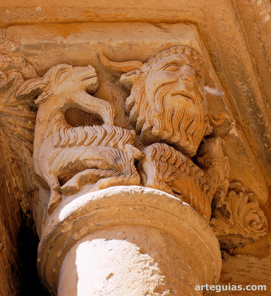 Capitel de uno de los ventanales del &aacute;bside central