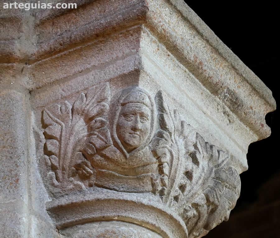 Capitel interior con la representaci&oacute;n de un cl&eacute;rigo