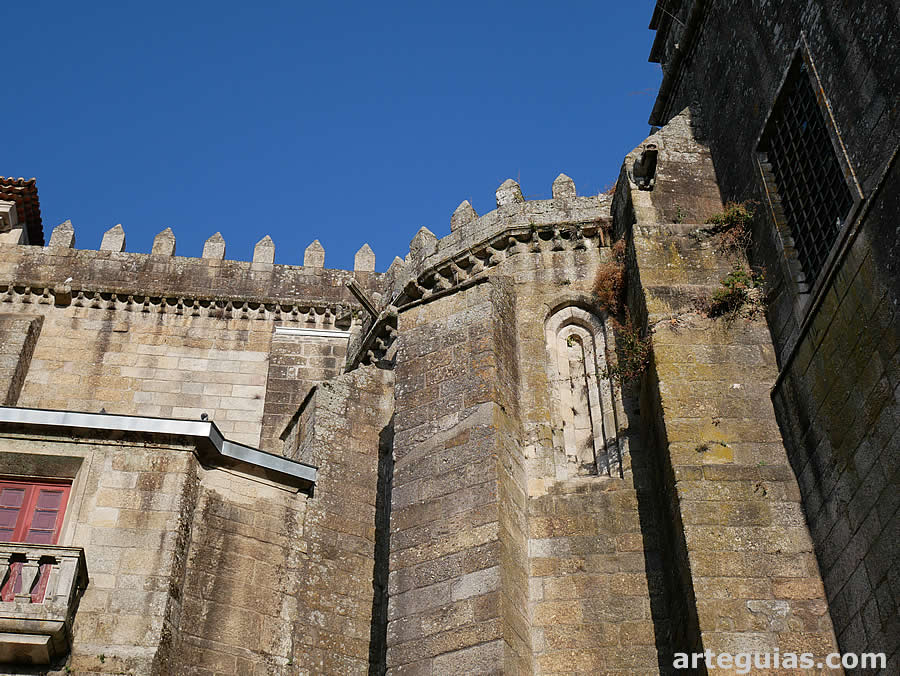 Uno de los &aacute;bsides laterales g&oacute;ticos