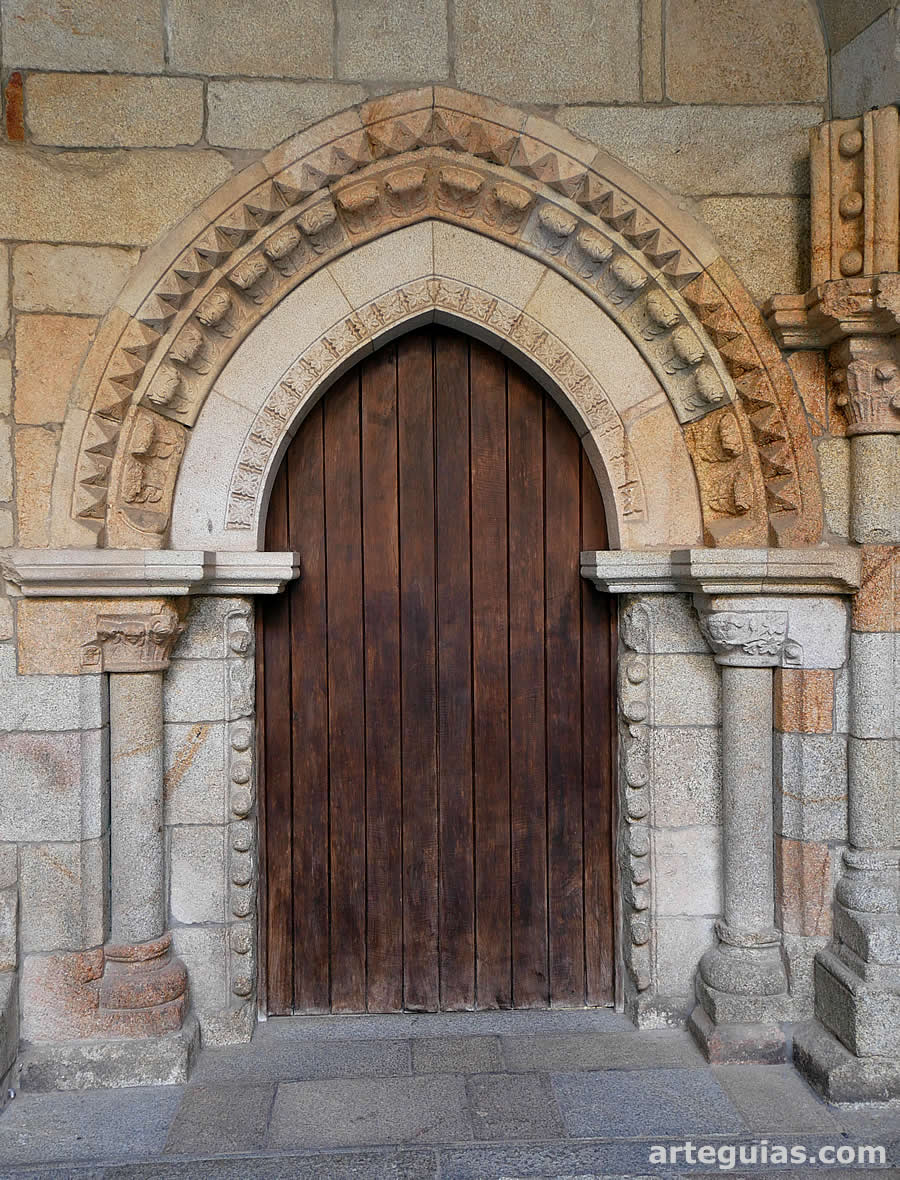 Puerta g&oacute;tica dentro del claustro