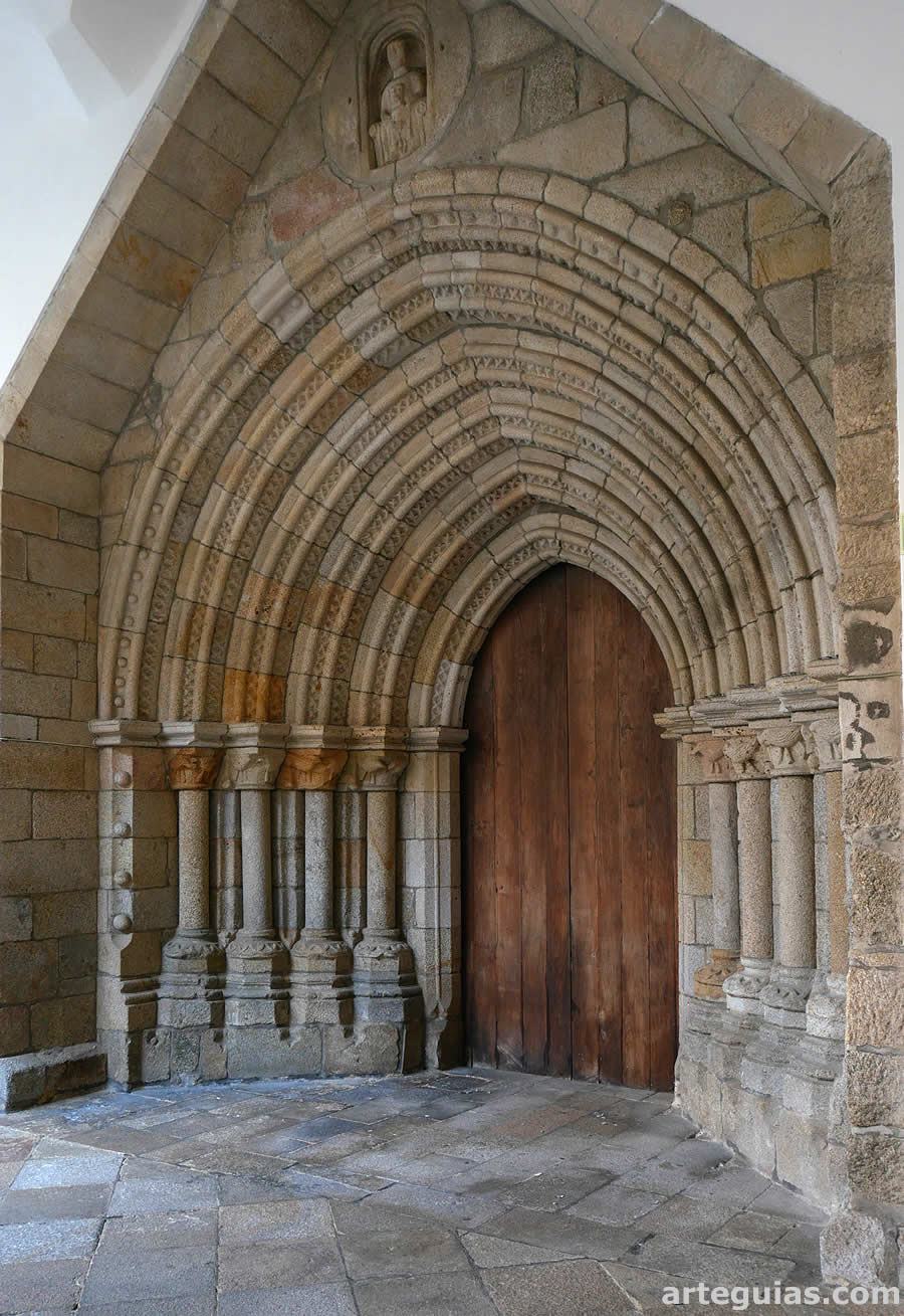 Magn&iacute;fica puerta g&oacute;tica