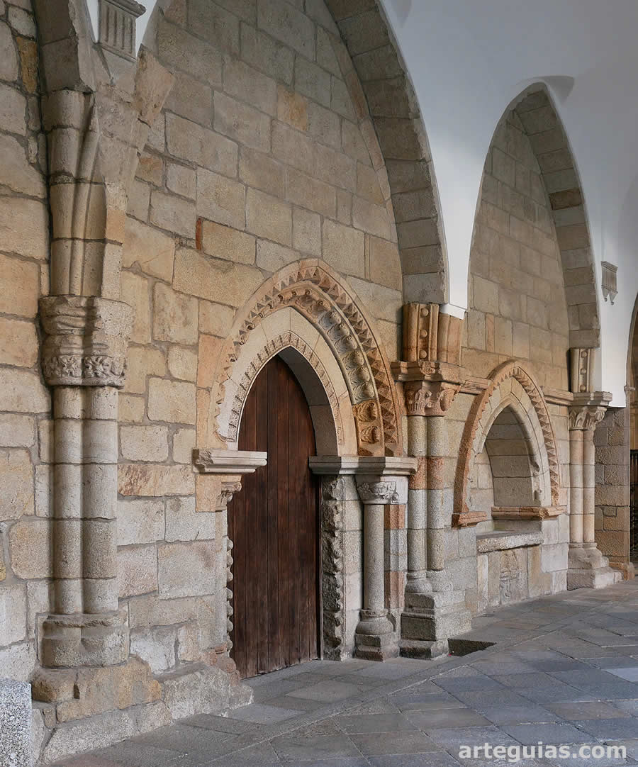 Estructuras medievales que han sobrevivido  dentro del claustro del siglo XVI