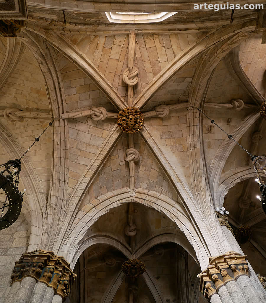 B&oacute;veda de crucer&iacute;a con nervios que imitan cuerdas marineras