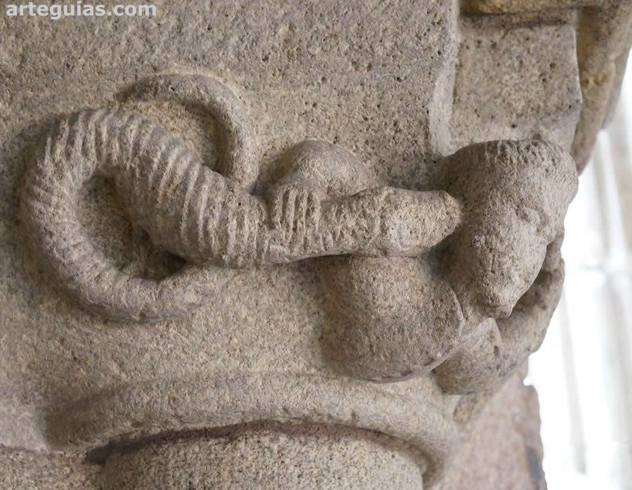 Capitel de una columnas del baptisterio
