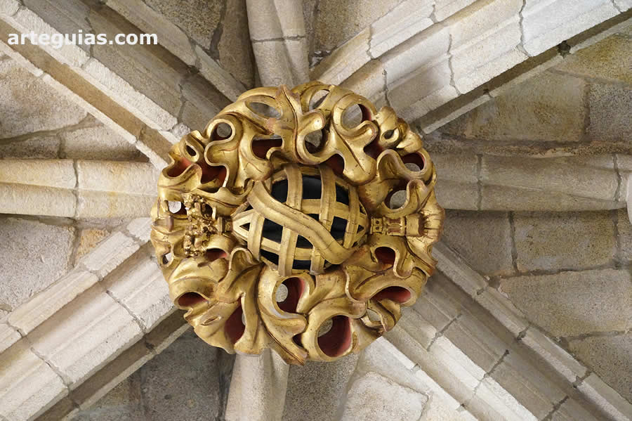 <clave con esfera armilar