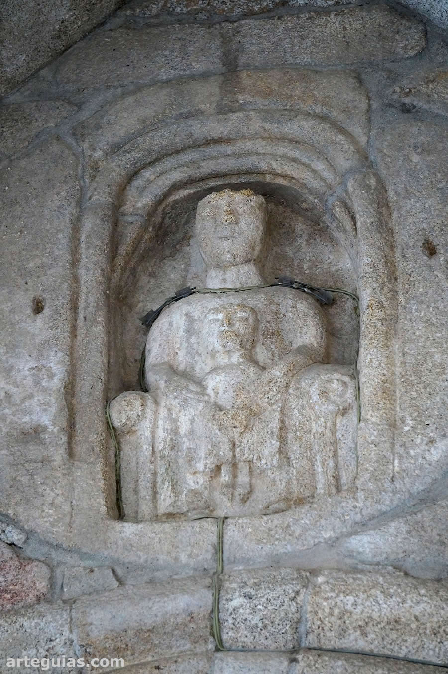 Relieve de la Virgen y el Ni&ntilde;o encima de la portada