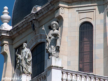 El exterior de la catedral de La Almudena de Madrid tiene aires clasicistas